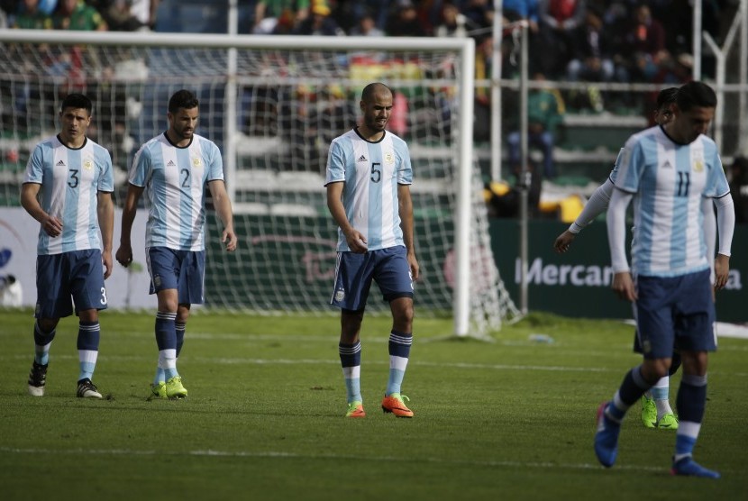 Para pemain timnas Argentina berjalan lesu ke luar lapangan stadion Hernando Siles, La Paz, Rabu (29/3). Argentina kalah dari Bolivia 0-2. 