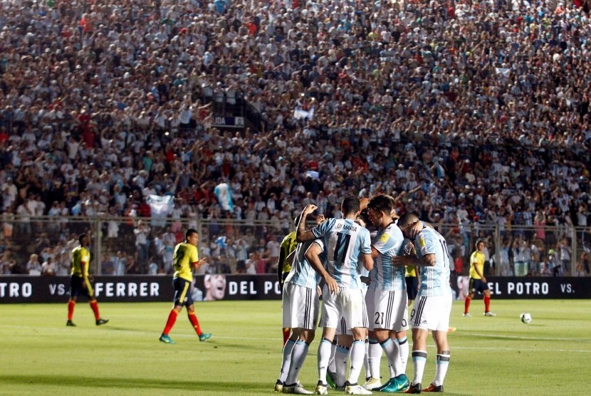 Para pemain timnas Argentina saat merayakan gol Lucas Pratto pada laga kualifikasi Piala Dunia 2018 lawan Kolombia di stadion Del Bicentenario, San Juan, November 2016. PSSI sedang menjajaki kemungkinan uji coba timnas Indonesia lawan Argentina.