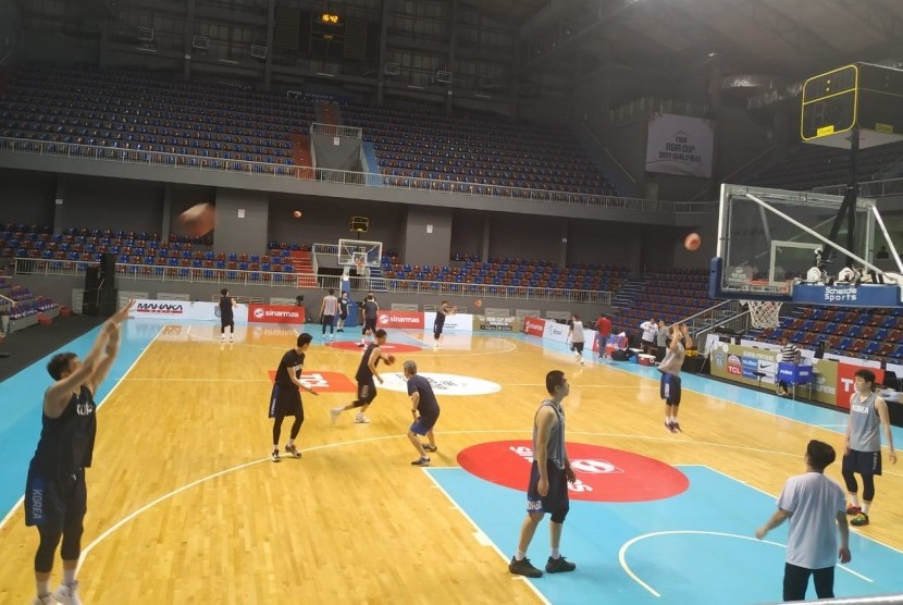Para pemain timnas basket putra Korea Selatan (Korsel) menjajal lapangan Mahaka Arena, Jakarta Utara, Rabu (19/2). Korsel akan menghadpai Indonesia pada laga Kualifikasi FIBA Asia 2021, Kamis (20/2).