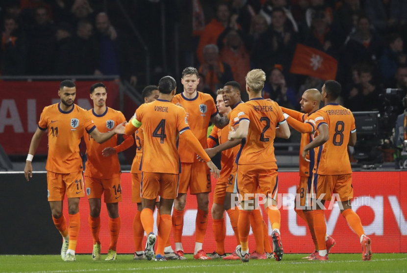 Para pemain timnas Belanda merayakan gol ke gawang Hungaria dalam pertandingan UEFA Nations League di Johan Cruyff ArenA, Amsterdam, Ahad (17/11/2024) dini hari WIB.