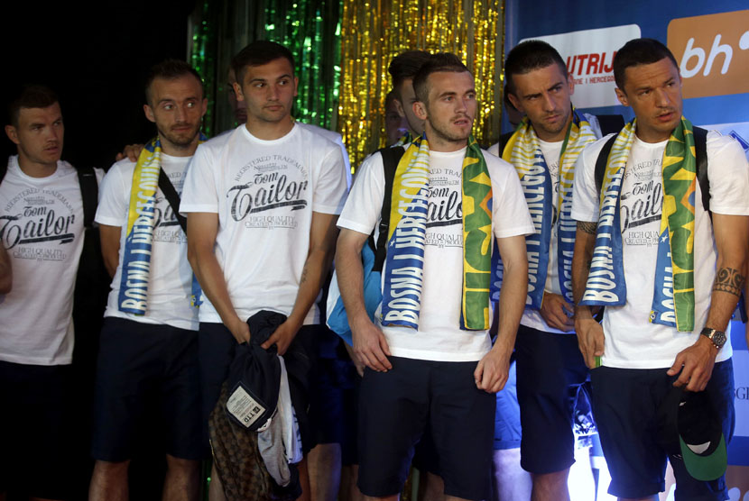 Para pemain Timnas Bosnia-Herzegovina mendengarkan jumpa pers di Bandara Internasional Sarajevo, Bosnia-Herzegovina, pada 27 Mei. 