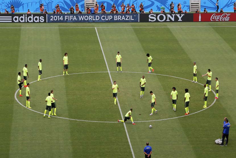 Para pemain timnas Brazil mengikuti sesi latihan tim mereka di Estadio Castelao di Fortaleza, Senin (16/6).   (EPA / Sergey Dolzhenko).