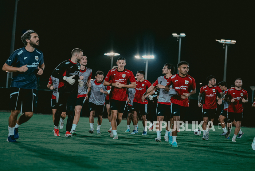 Para pemain timnas Indonesia berlatih di Jeddah, Arab Saudi.