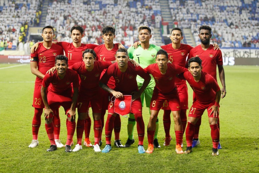 Para pemain timnas Indonesia berpose sebelum bertanding melawan Uni Emirat Arab pada laga Grup G Kualifikasi Piala Dunia 2022 Zona Asia, Kamis (11/10)..