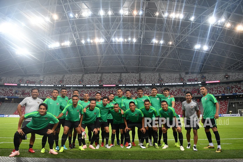 Para pemain timnas Indonesia beserta ofisial berfoto bersama sebelum berlatih di Stadion Nasional, Singapura, Kamis (8/11/2018).