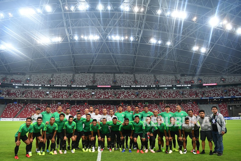 Para pemain timnas Indonesia beserta pelatih dan ofisial berfoto bersama sebelum berlatih di Stadion Nasional, Singapura, Kamis (8/11/2018). 