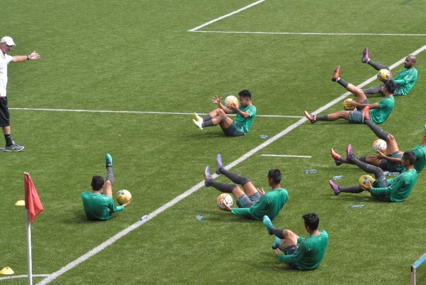 Para pemain timnas Indonesia sedang berlatih.