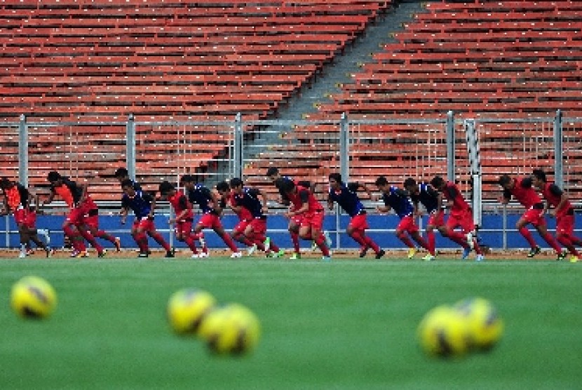 Para pemain timnas Indonesia, melakukan latihan di Stadion Gelora Bung Karno, Senayan, Jakarta.