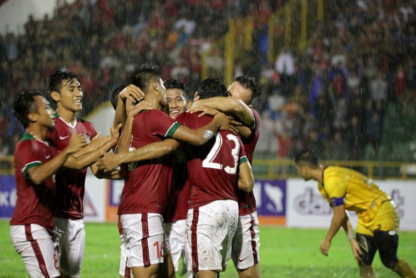 Para pemain timnas Indonesia merayakan gol ke gawang Brunei pada pertandingan pertama Aceh World Solidarity Cup 2017.