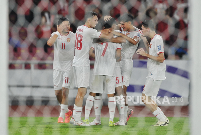 Para pemain timnas Indonesia merayakan gol Marselino Ferdinan ke gawang Arab Saudi dalam laga keenam Grup C Babak Ketiga Kualifikasi Piala Dunia 2026 Zona Asia di Stadion Utama Gelora Bung Karno, Senayan, Jakarta, Selasa (19/11/2024).