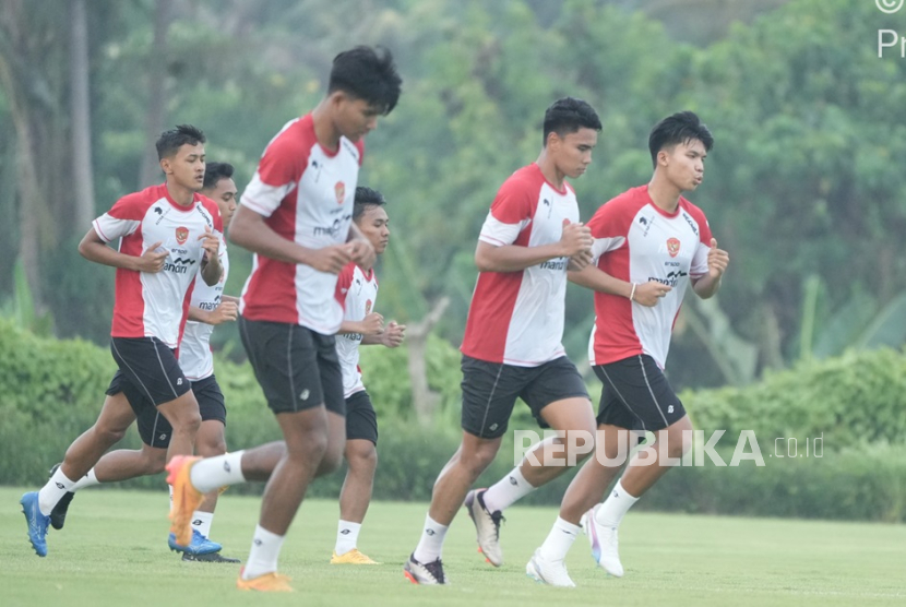 Para pemain timnas Indonesia proyeksi Piala AFF 2024 berlatih pada TC di Bali, Kamis (28/11/2024). 