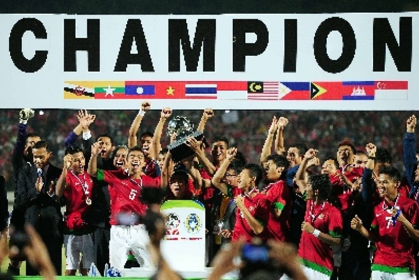 Para pemain Timnas Indonesia U-19 merayakan gelar juara Piala AFF U-19 setelah di final yang berlangsung di Stadion Gelora Delta Sidoarjo, Ahad (22/9) malam mengalahkan Vietnam.