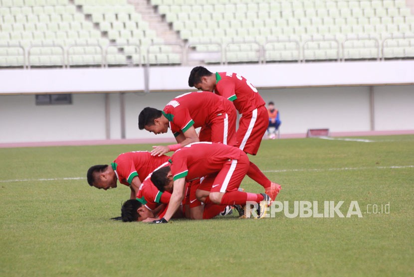 Para pemain timnas Indonesia U-19 merayakan gol ke gawang Timor Leste dengan sujud syukur.