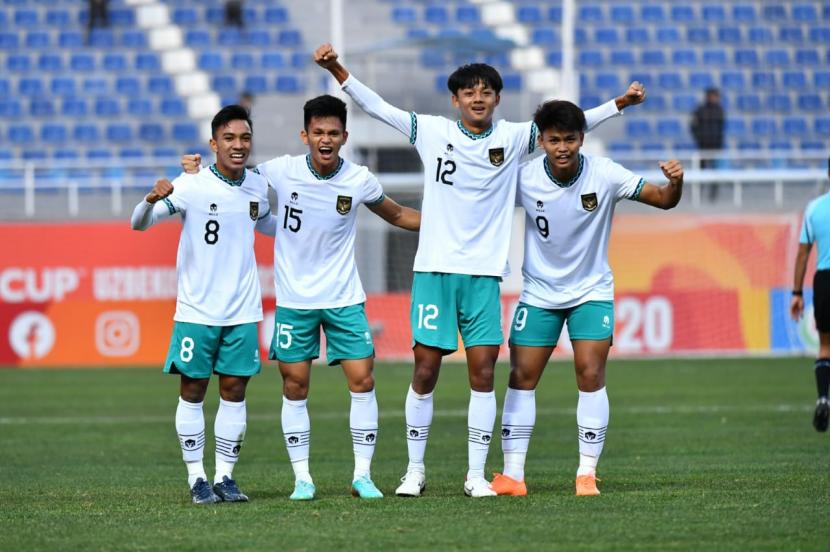 Para pemain timnas Indonesia U-20 merayakan keberhasilan mencetak gol ke gawang Suriah U-20 pada matchday kedua Grup A Piala Asia U-20 2023 di Stadion Lokomotiv, Tashkent, Uzbekistan pada Sabtu (4/3/2023) malam WIB. Indonesia menang 1-0.