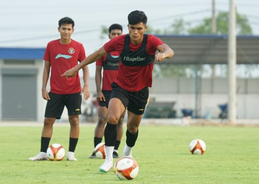 Para pemain timnas Indonesia U-22 berlatih di The Dream Visakha Training CAMP, Phnom Penh, Jumat (28/4/2023), jelang berlaga pada laga pembuka cabang sepak bola SEA Games Kamboja, Sabtu (29/4/2023).