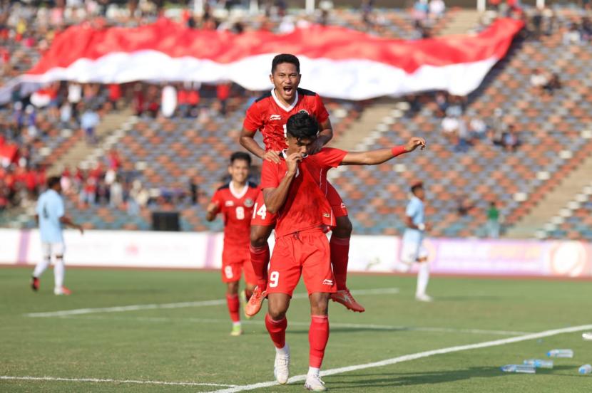 Para pemain timnas Indonesia U-22 melakukan selebrasi setelah menjebol gawang Myanmar U-22 pada babak penyisihan SEA Games 2023, Kamis (4/5/2023). 