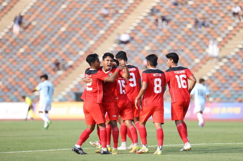 Para pemain timnas Indonesia U-22 melakukan selebrasi seusai mencetak gol ke gawang timnas Myanmar pada laga kedua Grup A SEA Games 2023 di Olympic Stadium, Phnom Penh, Kamboja, Kamis (4/5/2023). 