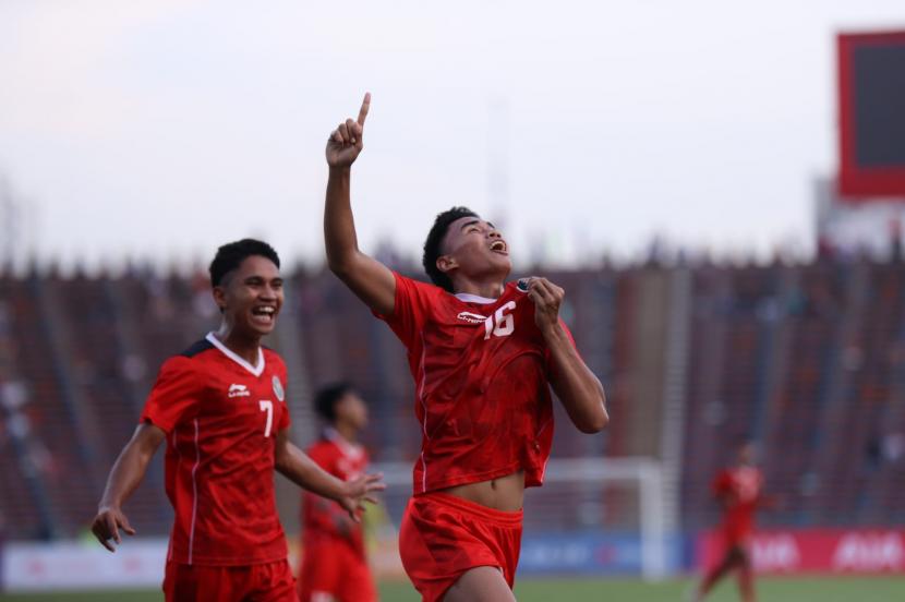 Para pemain timnas Indonesia U-22 merayakan gol ke gawang Vietnam dalam laga semifinal sepak bola putra SEA Games 2023 Kamboja, Sabtu (13/5/2023). 