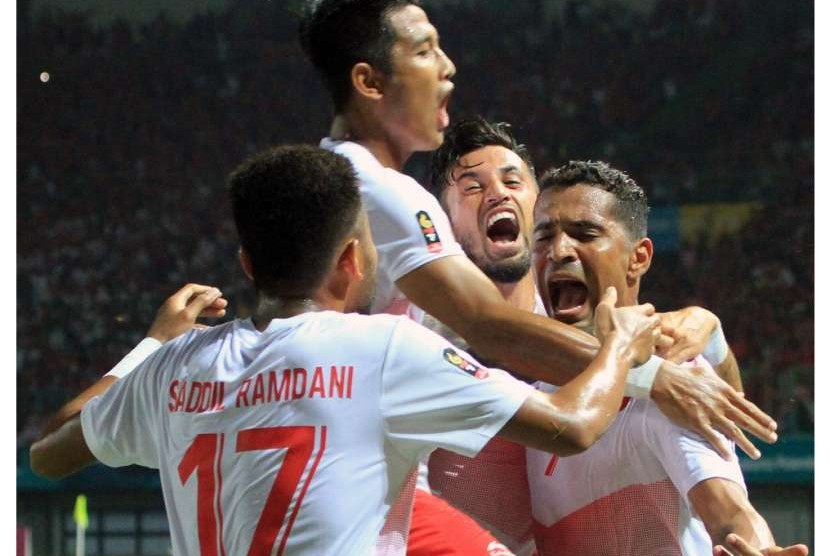 Para pemain timnas Indonesia U-23 merayakan gol Alberto' Beto' Goncalves (kanan) ke gawang Laos dalam laga Grup A sepak bola putra Asian Games 2018.