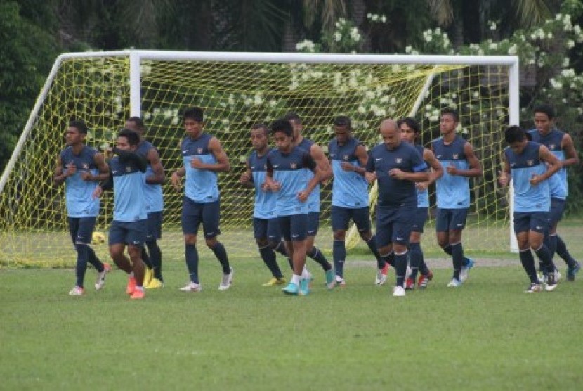Para pemain timnas Indonesia yang tengah mengikuti latihan di Stadion Universitas Sumatera Utara (USU) Medan, Sumatera Utara, Kamis (17/1). 