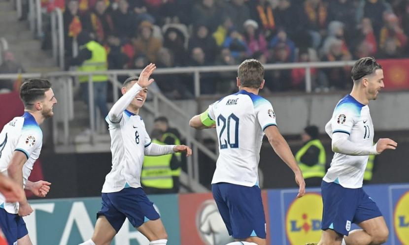 Para pemain timnas Inggris merayakan gol Harry Kane (kedua kanan) dalam pertandingan kualifikasi Euro 2024 melawan Makedonia Utara yang berakhir imbang 1-1.