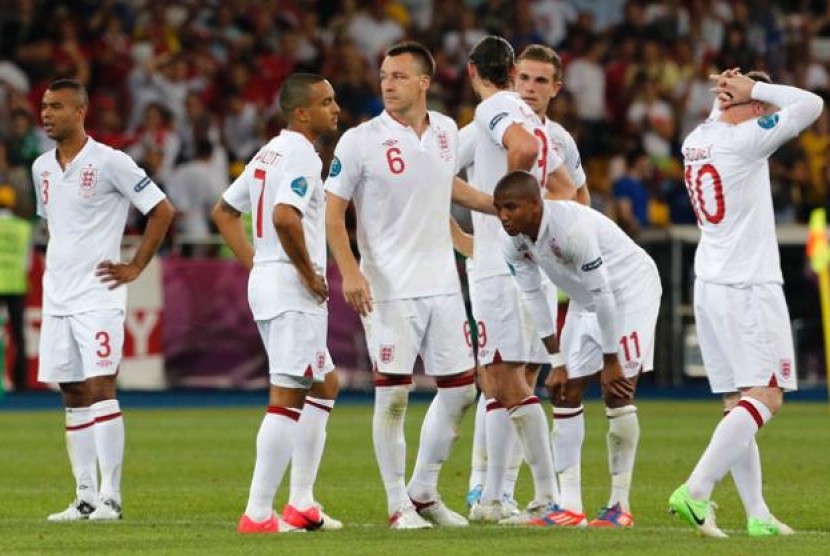 Para pemain Timnas Inggris saat kalah adu penalti di perempat final Euro 2012.