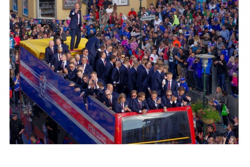 Para pemain timnas Islandia diarak menggunakan bus terbuka di Reykjavik.