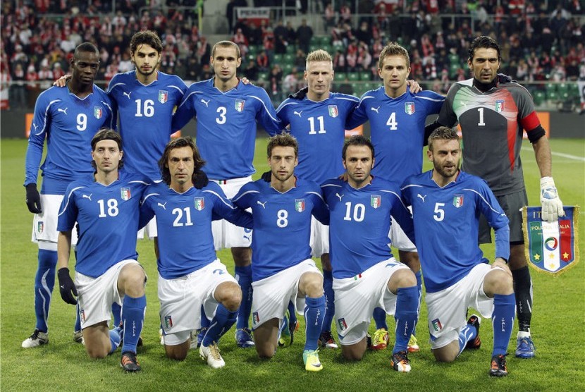 Para pemain timnas Italia berpose jelang laga uji coba lawan Polandia di Wroclaw, Poland, beberapa waktu lalu. 