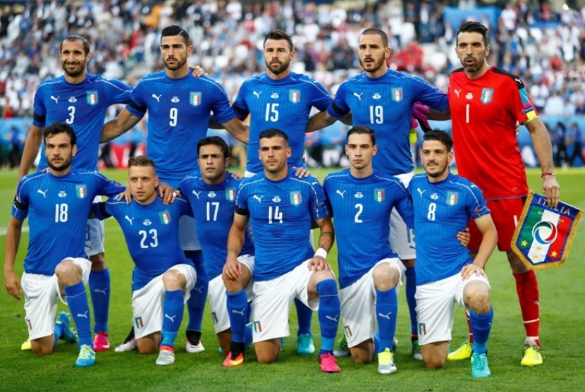 Para pemain timnas Italia mengenakan ban hitam di lengan kanan saat menghadapi Jerman.