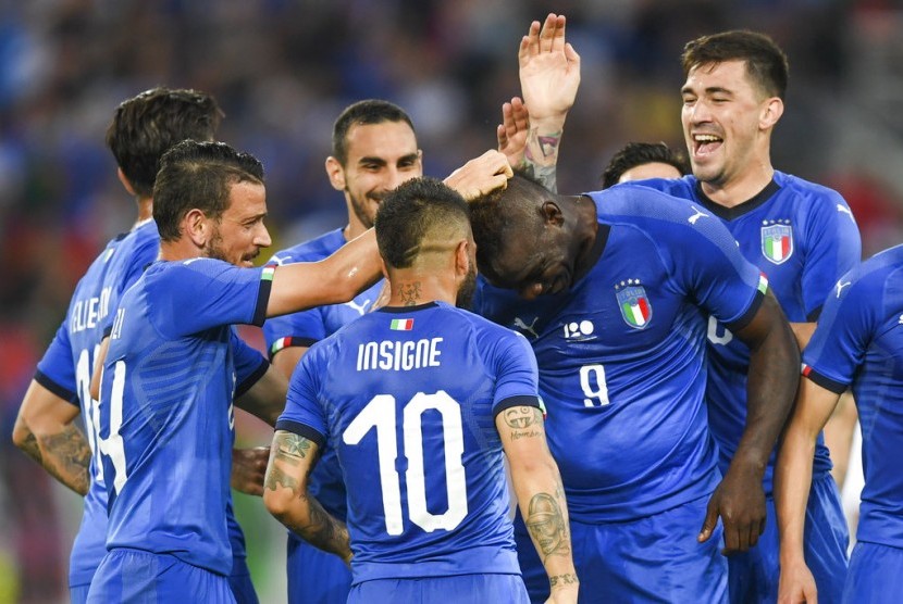Para pemain timnas Italia merayakan gol yang dicetak Mario Balotelli (kedua kanan) ke gawang Arab Saudi pada laga persahabatan di St Gallen, Swiss, Selasa (29/5) dini hari WIB.