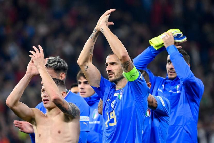 Para pemain timnas Italia merayakan keberhasilan mengalahkan Hungaria 2-0 dan lolos ke semifinal UEFA Nations League 2022/2023.