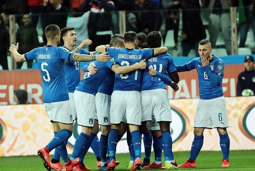Para pemain timnas Italia saat merayakan gol ke gawang lawan.