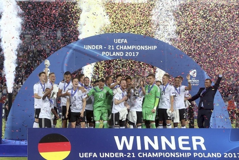 Para pemain timnas Jerman U-21 merayakan 