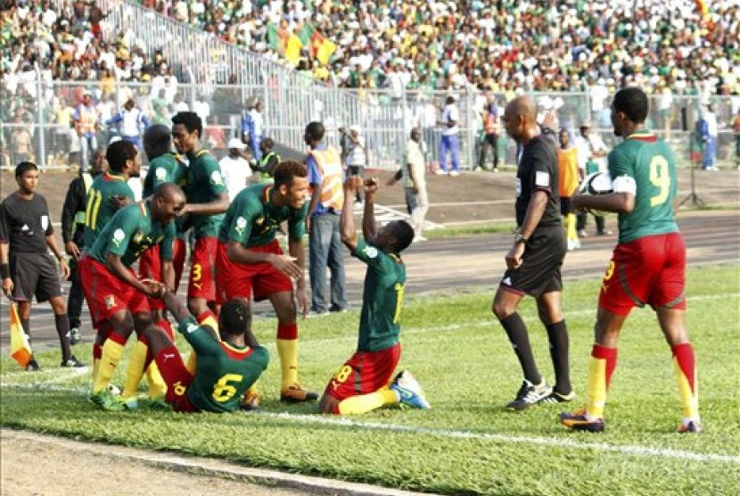 Para pemain Timnas Kamerun merayakan kemenangan.