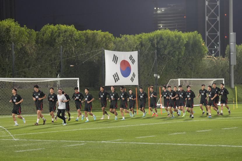 Para pemain timnas Korea Selatan melakukan pemanasan saat sesi latihan di Al Egla Training Site 5 di Doha, Qatar, Sabtu, 19 November 2022. 