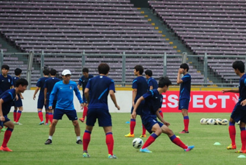 Para pemain timnas Korea Selatan U19 berlatih di Stadion Gelora Bung Karno, Jakarta, Senin (7/10). Korea Selatan akan menghadapi Filipina dalam laga kualifikasi Piala Asia U-19 2014. 