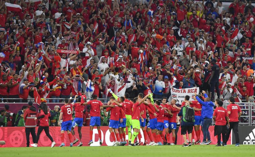Para pemain timnas Kosta Rika merayakan keberhasilan mereka lolos ke Piala Dunia 2022 bersama para suporter yang memadati Stadion Al Rayyan, Qatar, Rabu (15/6/2022). 