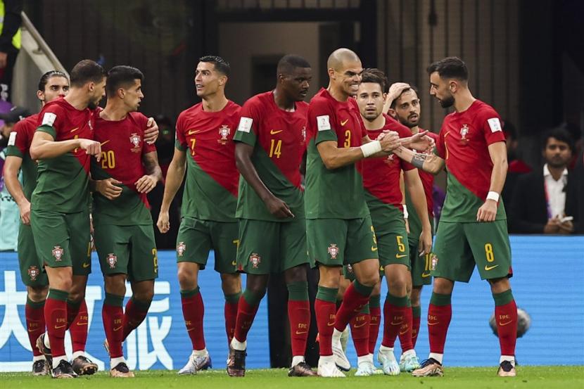 Para pemain Timnas Portugal merayakan gol Bruno Fernandes yang sempat diklaim oleh Cristiano Ronaldo saat melawan Uruguay dalam lanjutan penyisihan Grup H di Lusail Stadium, Lusail, Selasa (29/11/2022).