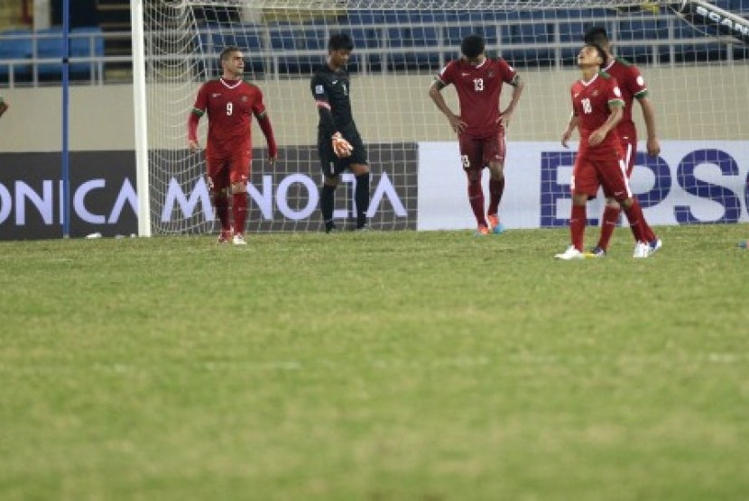 Para pemain timnas senior Indonesia tertunduk lesu usai dikalahkan Filipina di Piala AFF 2014, Selasa (25/11).