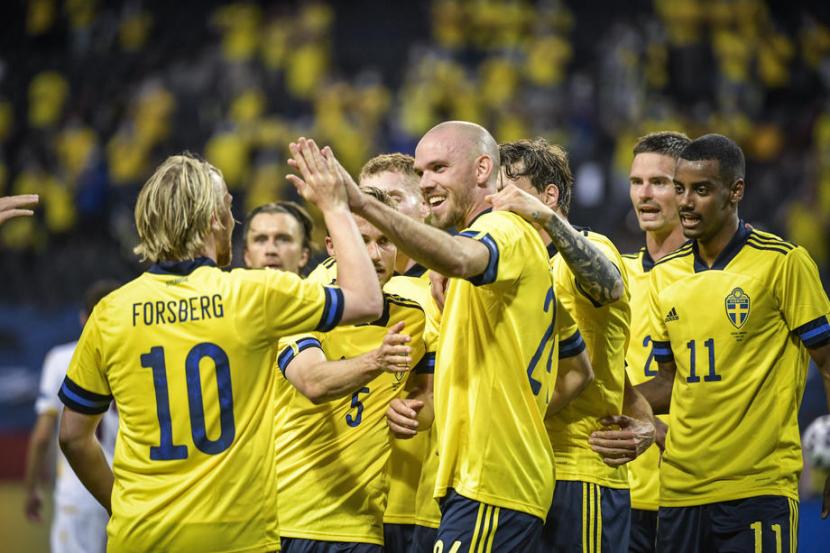 Para pemain timnas Swedia merayakan gol Marcus Danielson (tengah) pada laga pemanasan jelang Euro 2020 melawan Armenia di Friends Arena, Solna, Ahad (6/6) dini hari WIB. Swedia menang 3-1.