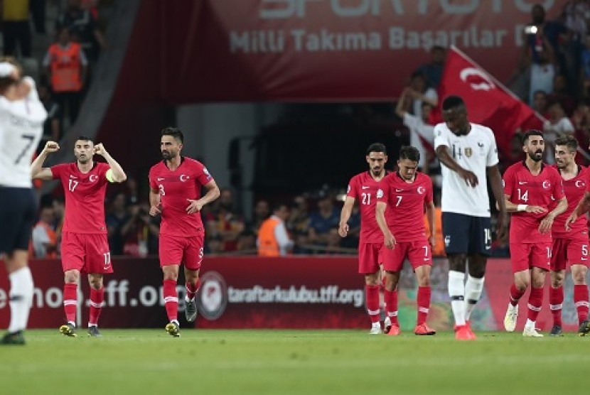 Para pemain timnas Turki merayakan gol ke gawang timnas Prancis dalam pertandingan kualifikasi Euro 2020 grup H.