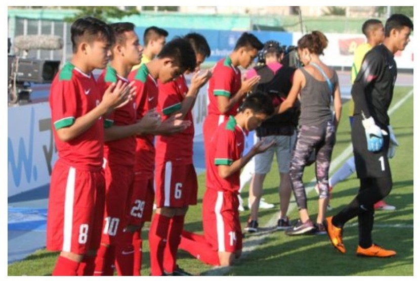 Para pemain timnas U-19 berdoa sebelum bertanding melawan Brasil U-20.