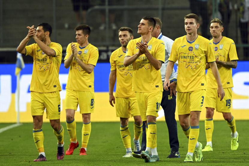 Para pemain timnas Ukraina usai menghadapi Borussia Moenchengladbach pada laga amal di Borussia Park, Moenchengladbach, Jerman, Rabu (11/5/2022).
