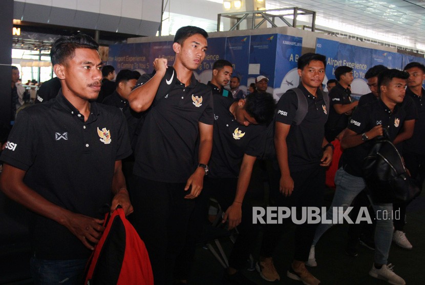 Para pemain Timnas Usia 19 bersiap meninggalkan Tanah Air untuk berlatih ke Thailand dari Bandara Soekarno Hatta, Tangerang, Banten, Senin (20/1/2020). 