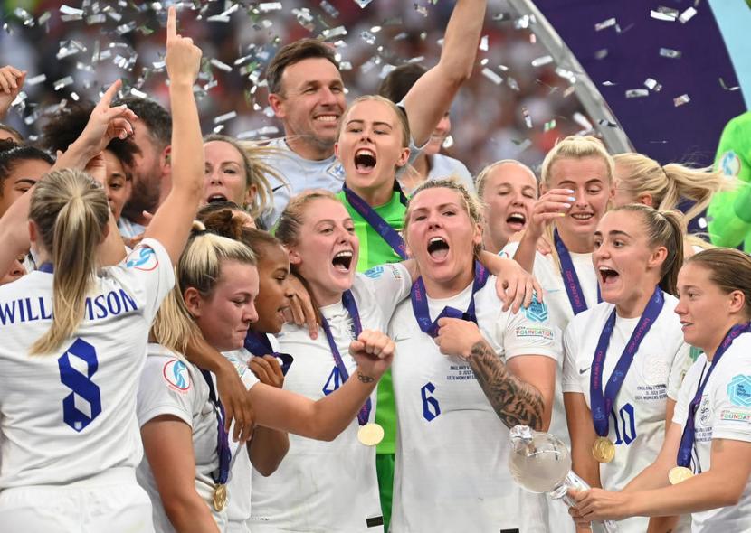Para pemain timnas wanita Inggris merayakan gelar juara Piala Eropa (Euro) 2022 setelah mengalahkan Jerman 2-1 pada final di Stadion Wembley, Senin (1/8/2022) dini hari WIB.