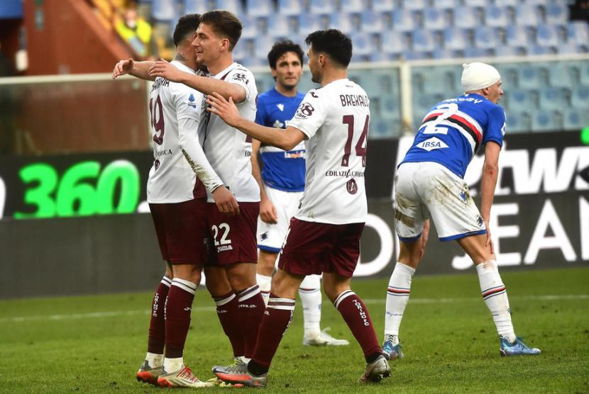 Para pemain Torino merayakan gol ke gawang Sampdoria dalam laga Serie A Liga Italia, Sabtu (15/1/2022).