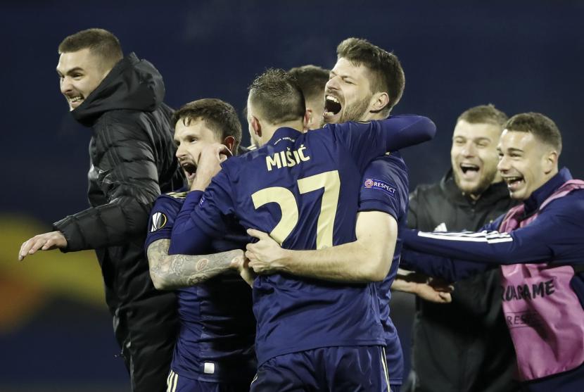 Para pemain Dinamo Zagreb merayakan keberhasilan lolos ke babak perempat final Liga Europa.