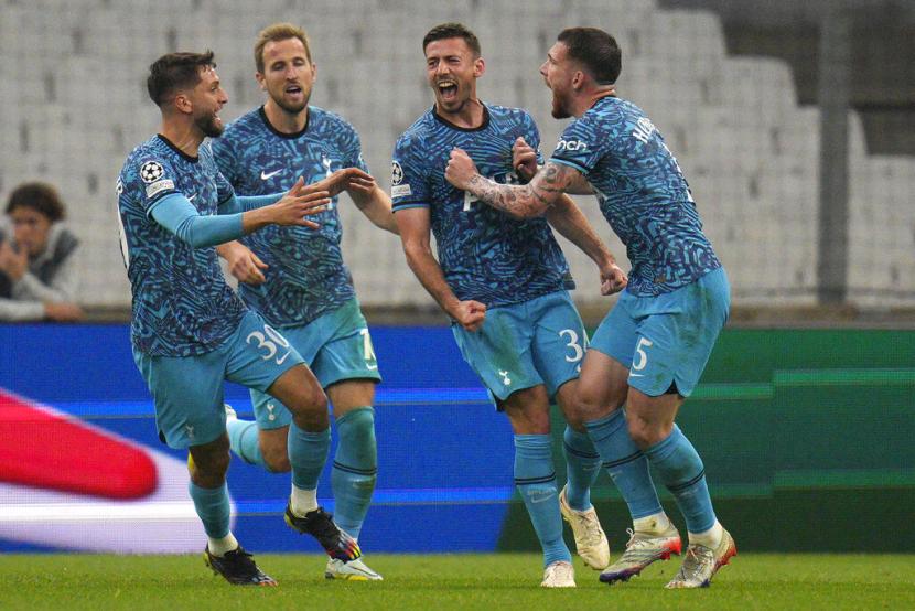 Para pemain Tottenham Hotspru merayakan gol Clement Lenglet ke gawang Marseille di Liga Champions. Tottenham lolos ke 16 besar sebagai juara Grup D setelah mengalahkan Marseille 2-1.