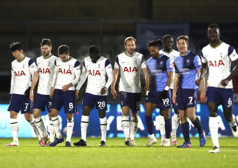 Para pemain Tottenham Hotspur bereaksi setelah pemain Tottenham Tanguy Ndombele, kiri keempat, mencetak gol ketiga timnya selama pertandingan sepak bola putaran ke-4 Piala FA Inggris antara Wycombe Wanderers dan Tottenham Hotspur di stadion Adams Park di High Wycombe, Inggris, Senin, 25 Januari 2021. 