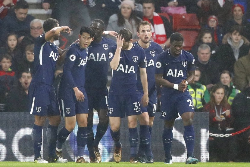 Para pemain Tottenham Hotspur merayakan gol Harry Kane (kedua kanan) pada laga Liga Primer lawan Southampton di St Mary, Senin (22/1) dini hari WIB. Laga berakhir imbang 1-1.